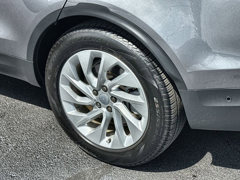 Certified 2025 Land Rover Discovery S image 11