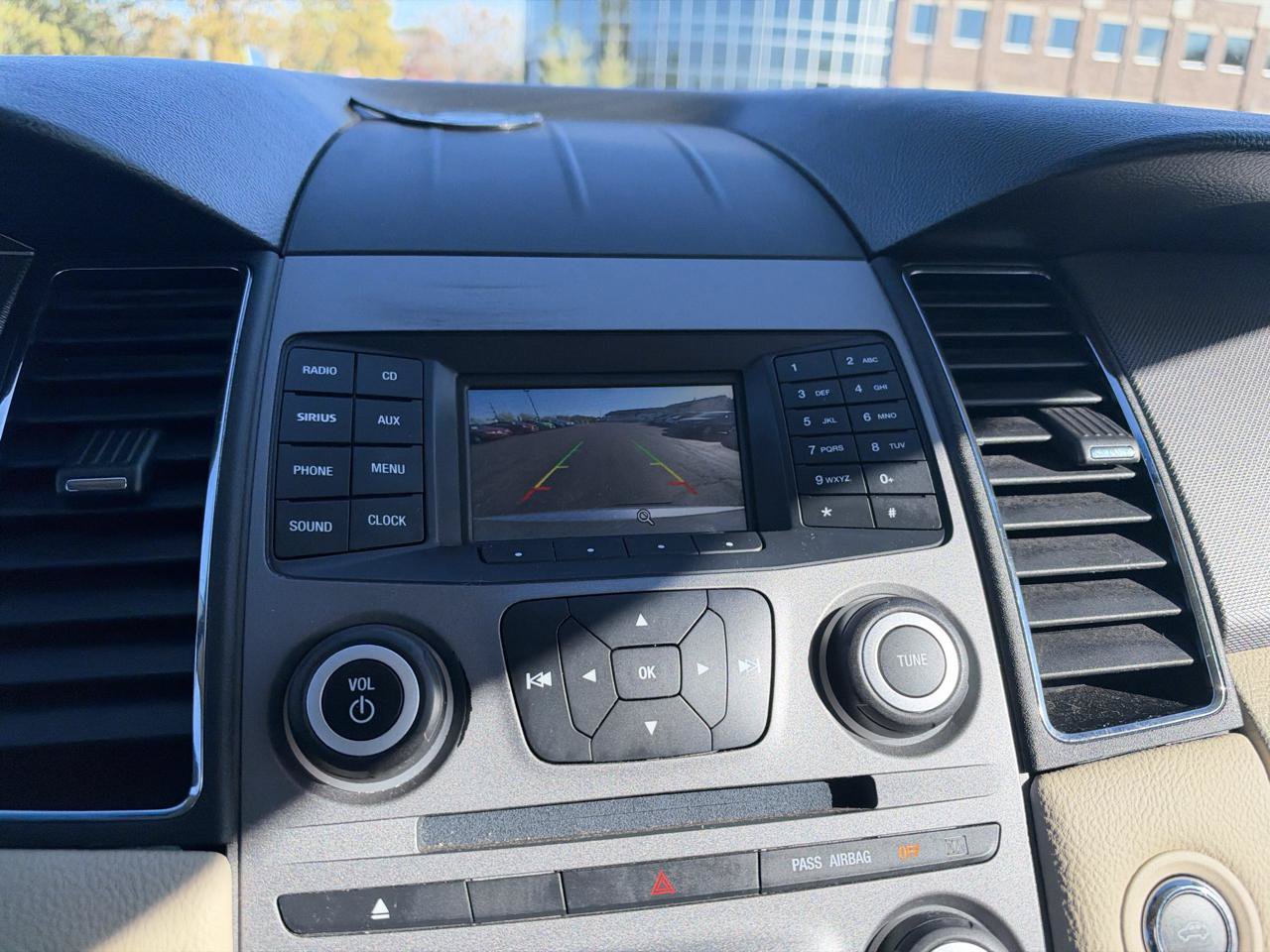 Used 2018 Ford Taurus SE FWD image 16