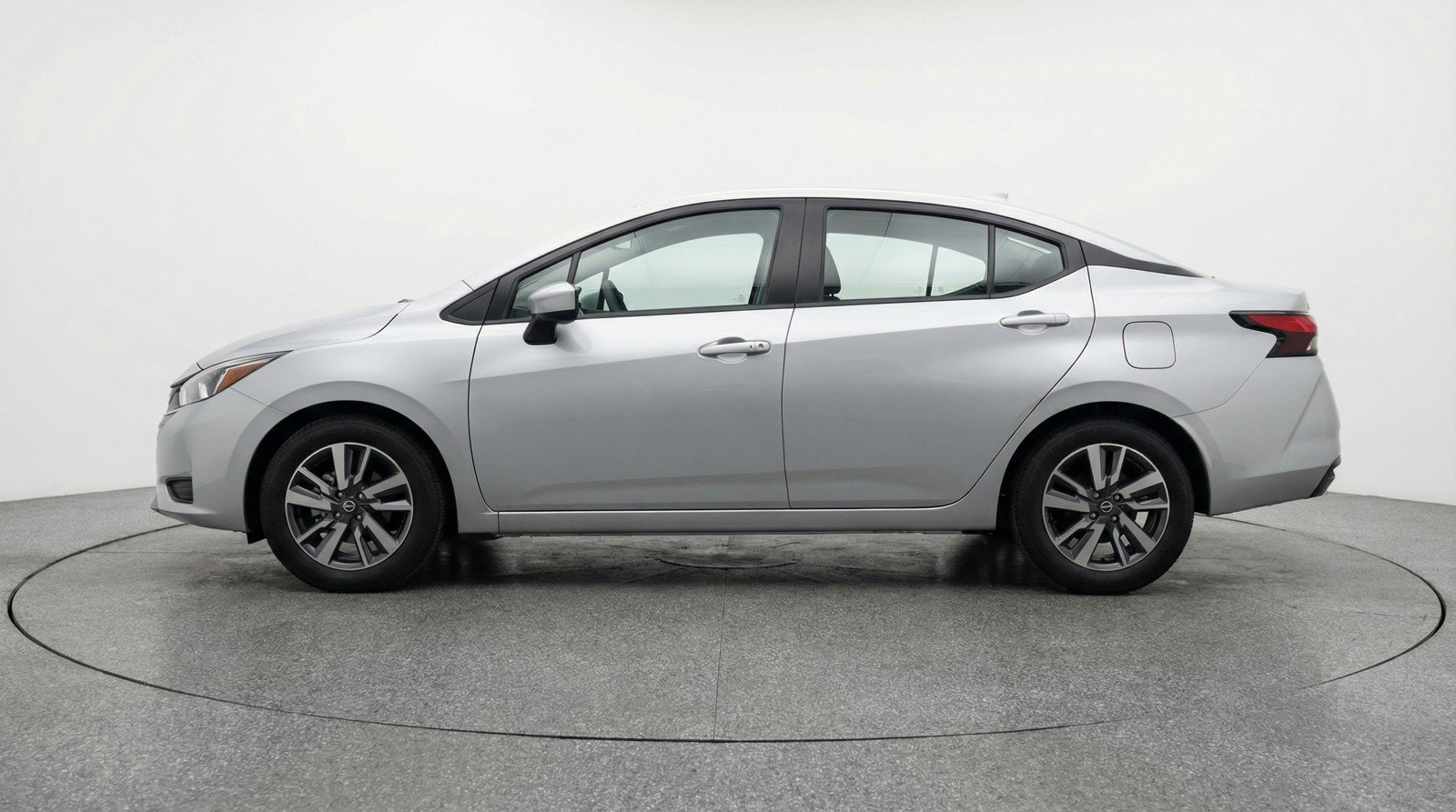 Used 2025 Nissan Versa SV image 5