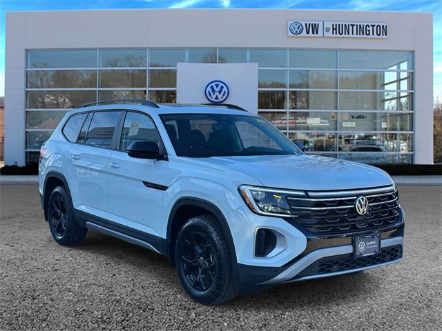 Used 2025 Volkswagen Atlas Peak Edition SE image 1