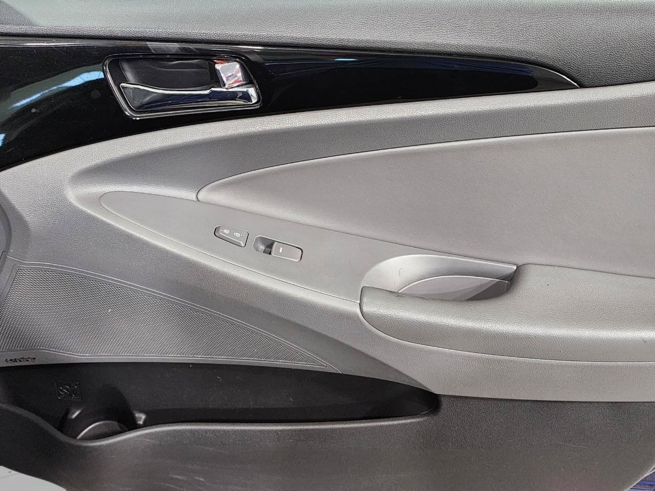 Used 2012 Hyundai Sonata Limited w/ Navigation Pkg FWD image 25