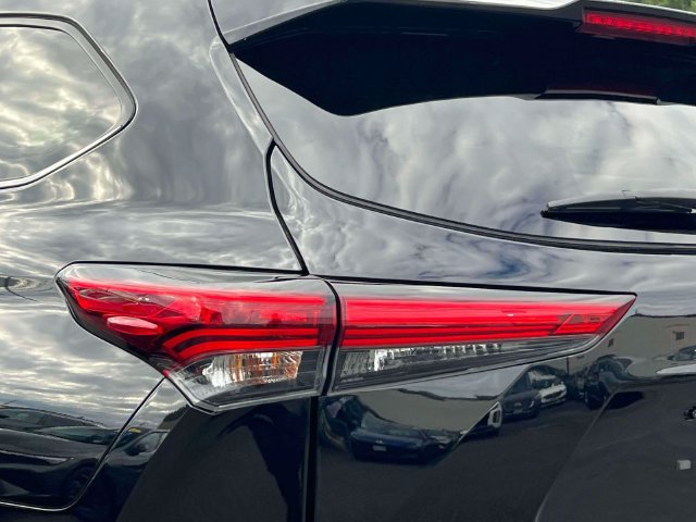 Used 2023 Toyota Highlander L FWD image 11