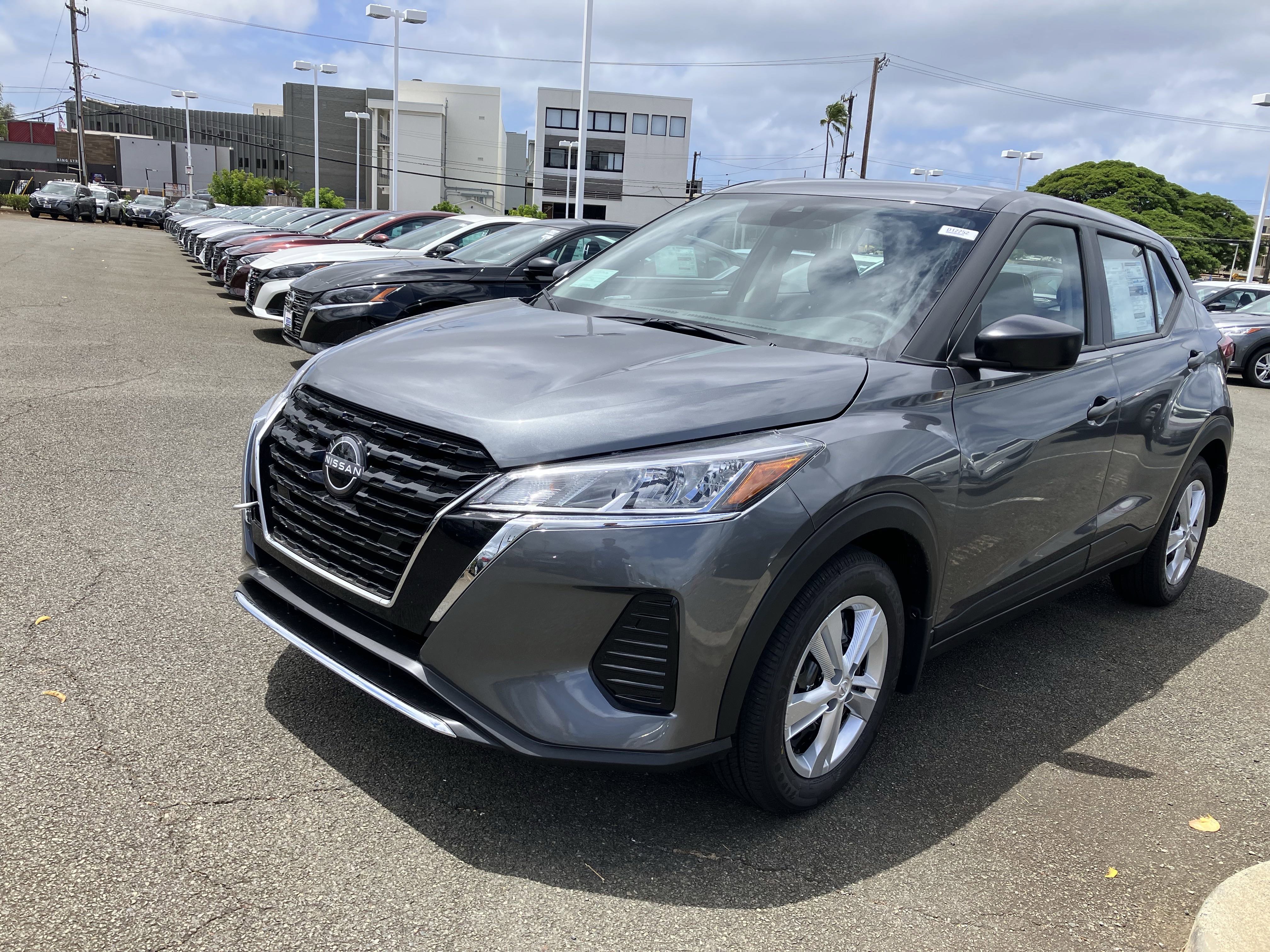 New 2025 Nissan Kicks Play S