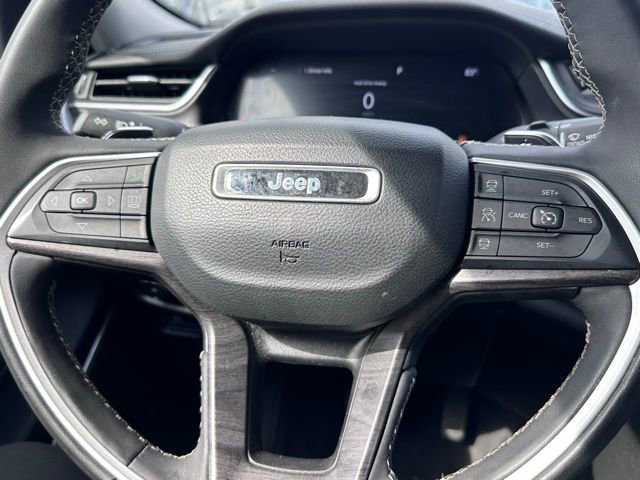 Used 2023 Jeep Grand Cherokee Limited w/ Black Appearance Package image 11