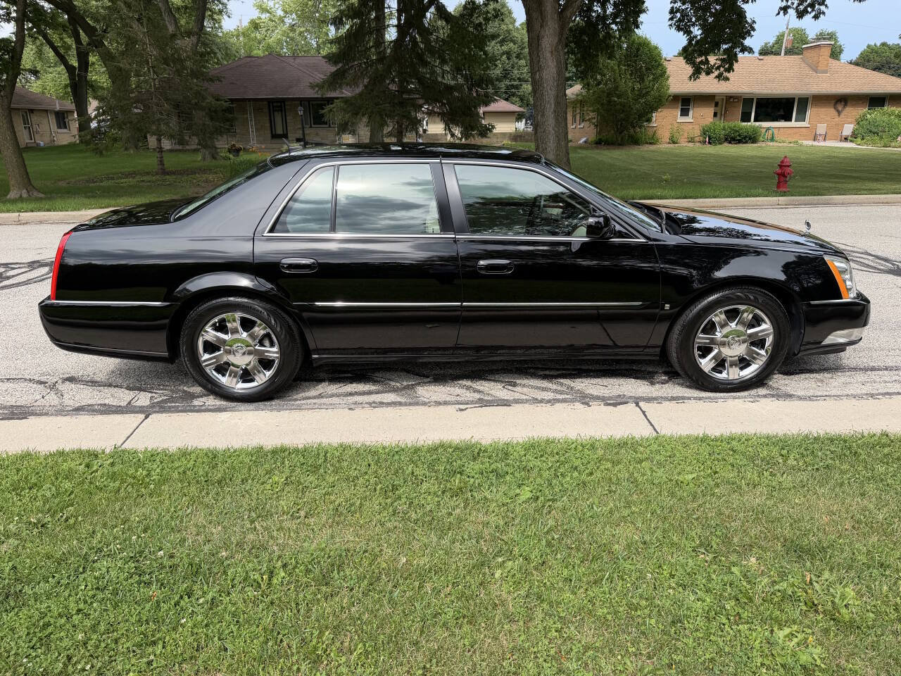Used 2006 Cadillac DTS w/ Trunk Convenience Package FWD image 6