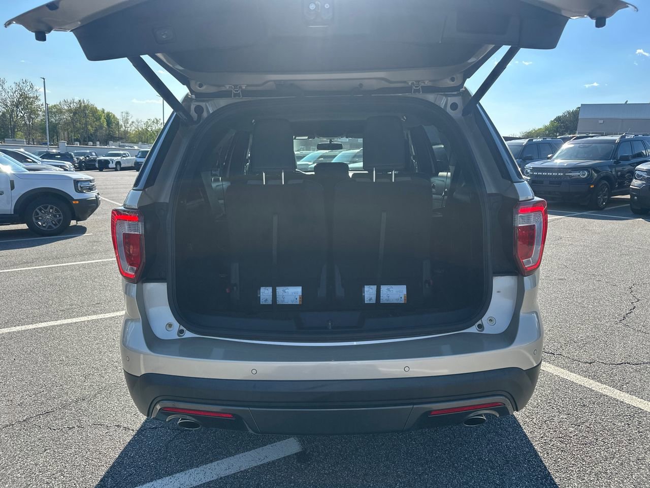 Used 2017 Ford Explorer XLT w/ Equipment Group 202A FWD image 18