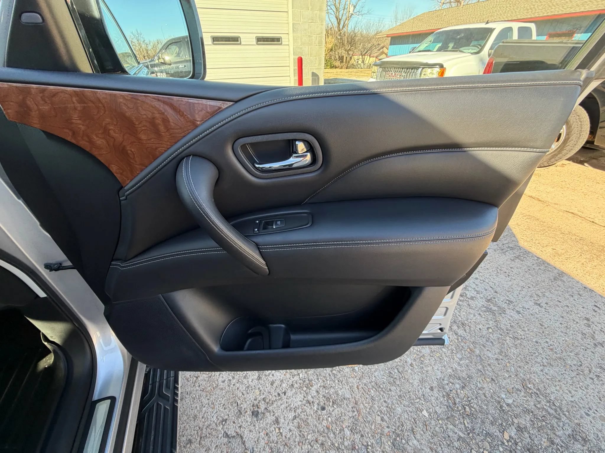Used 2018 INFINITI QX80 4WD w/ Driver Assistance Package image 15