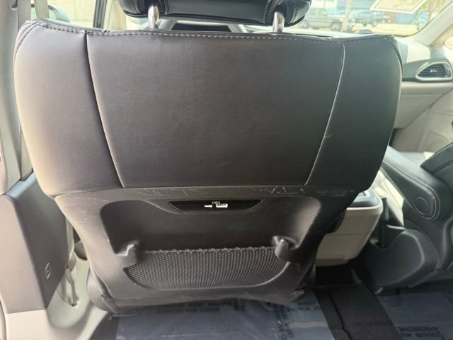 Used 2023 Chrysler Pacifica Touring-L image 11