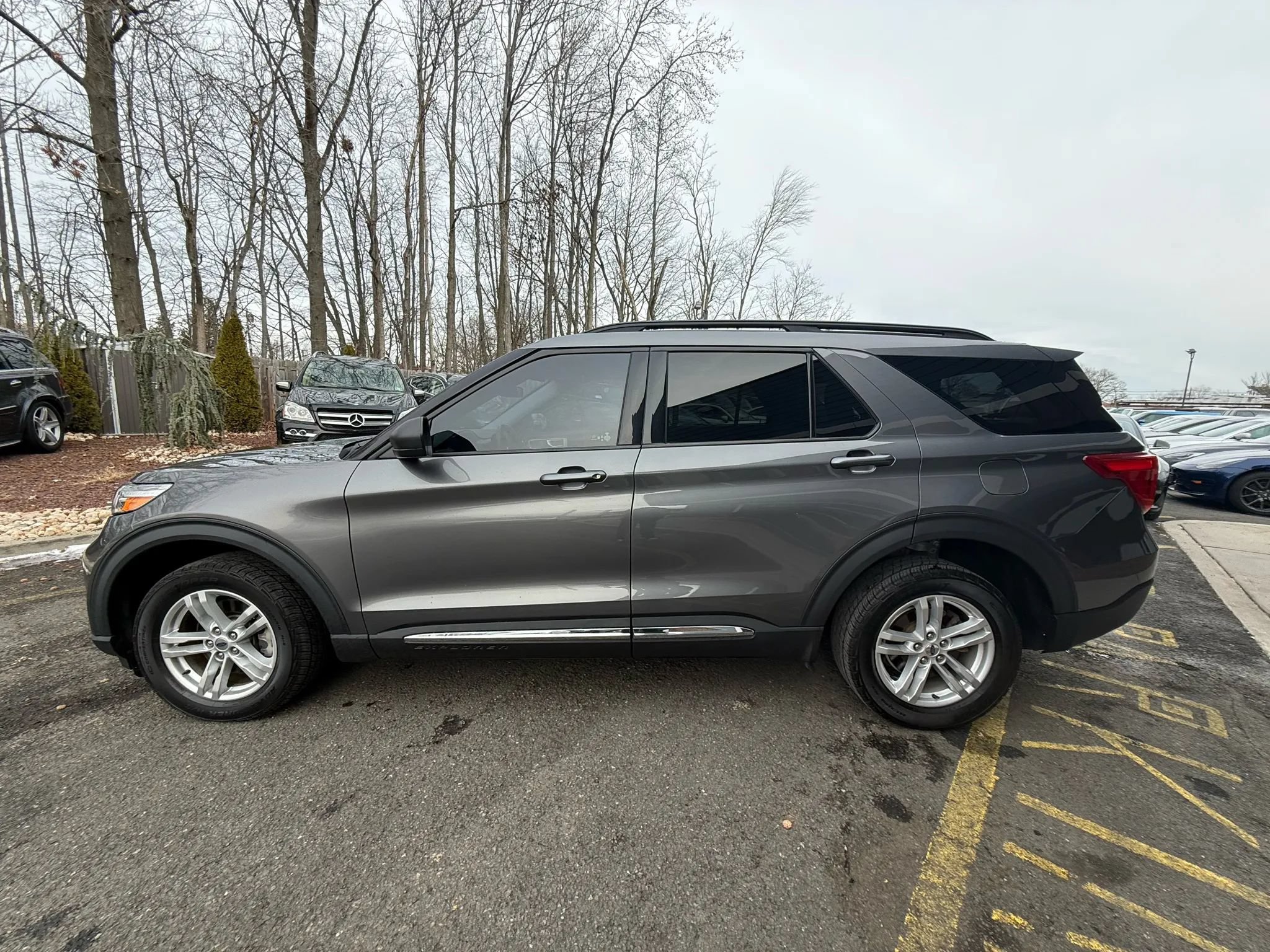 Used 2021 Ford Explorer XLT w/ Equipment Group 202A AWD/4WD image 3