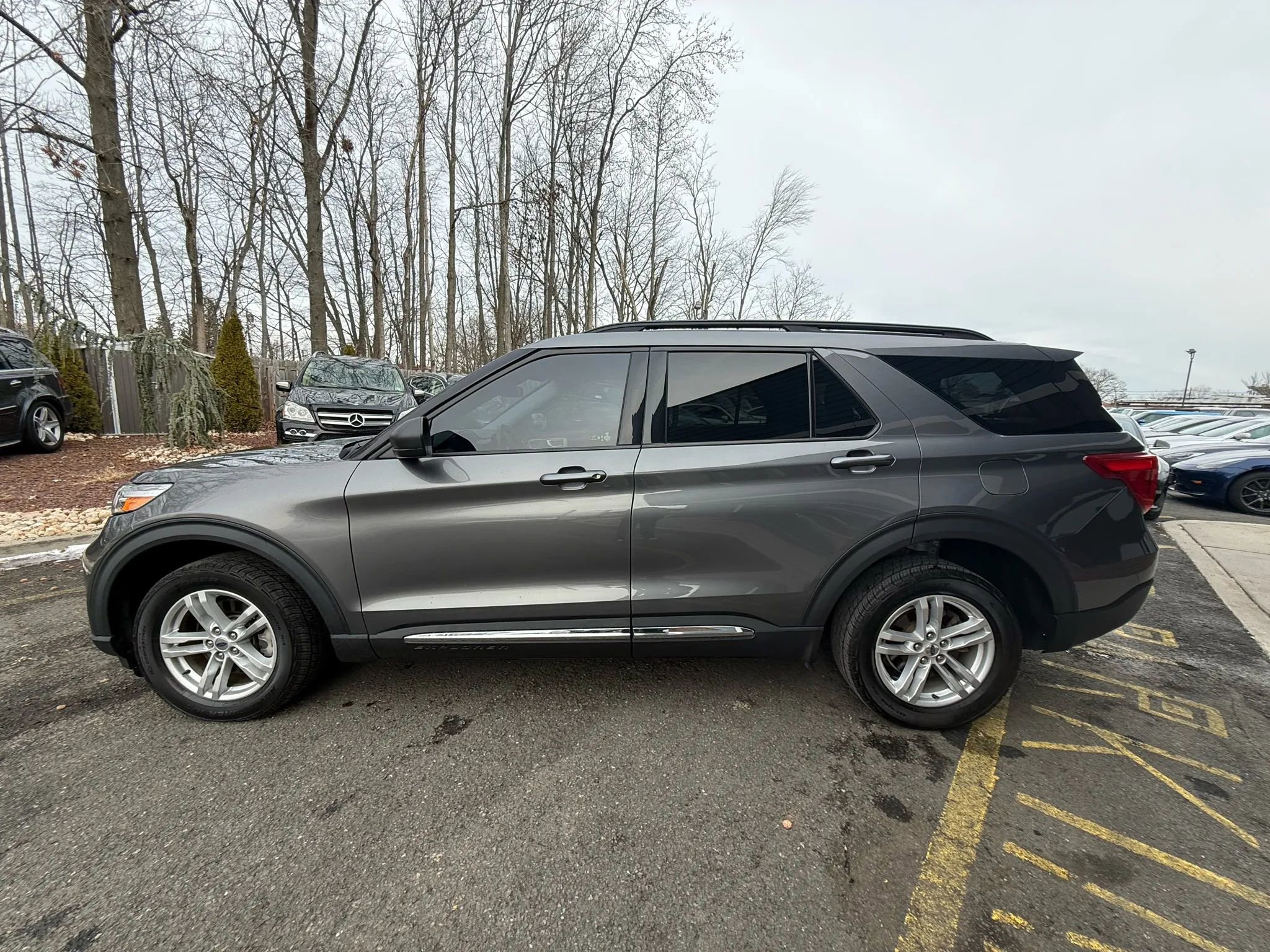 Used 2021 Ford Explorer XLT w/ Equipment Group 202A image 3