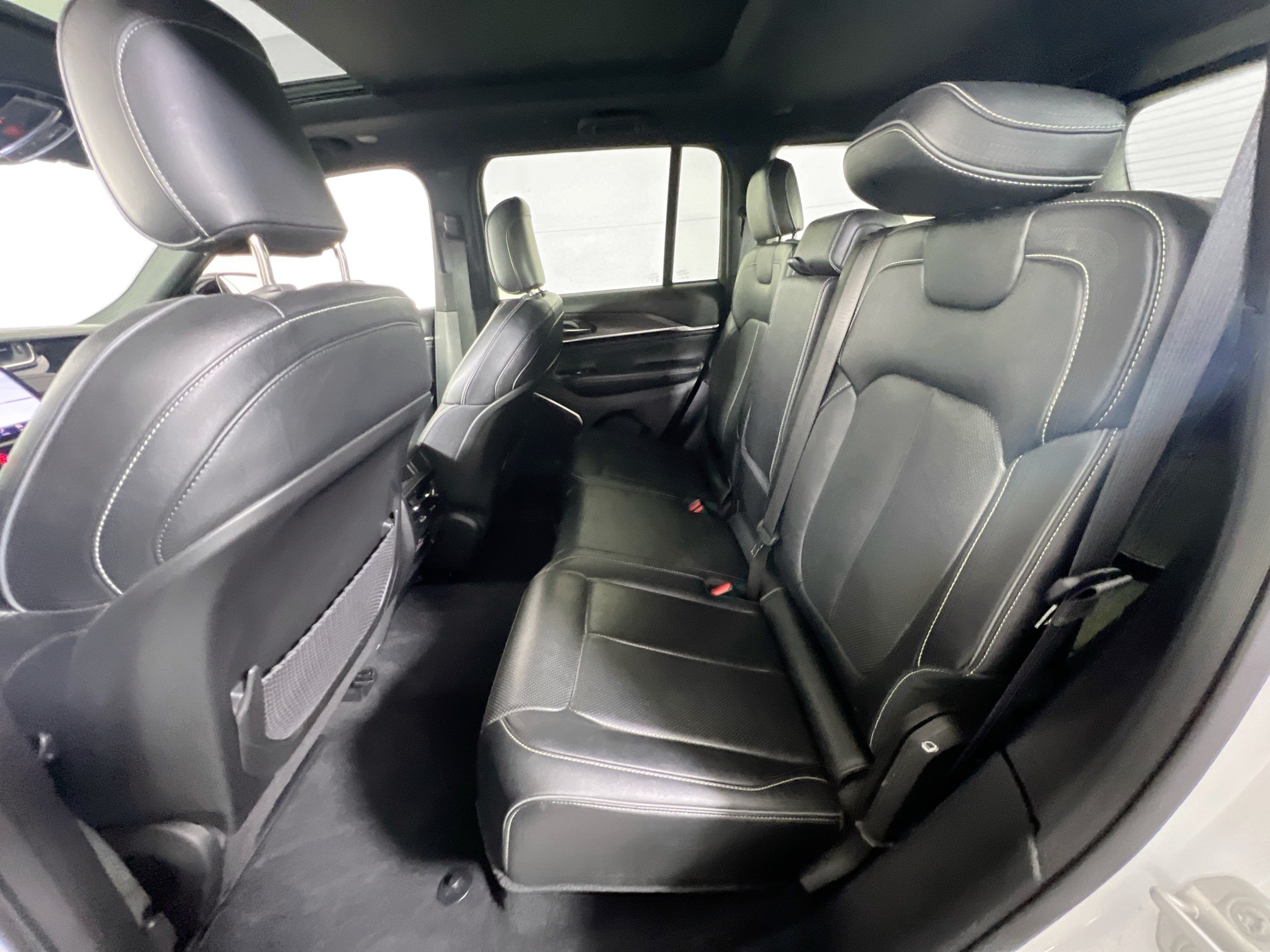 Used 2023 Jeep Grand Cherokee Overland AWD/4WD image 26