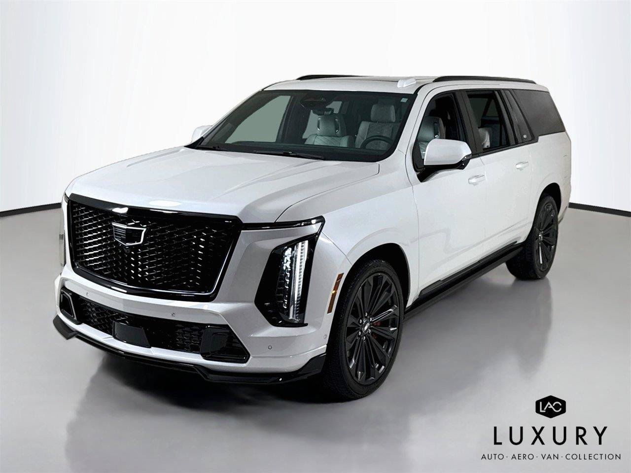 Used 2025 Cadillac Escalade ESV V AWD/4WD image 3