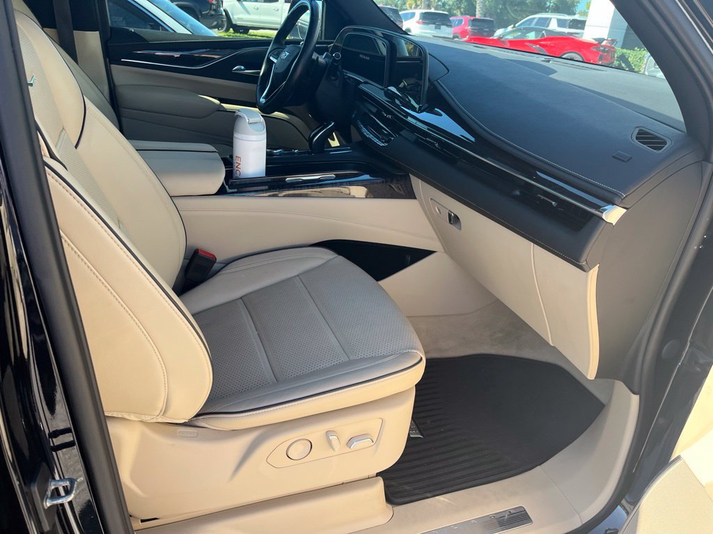 Used 2023 Cadillac Escalade Premium Luxury AWD/4WD image 4