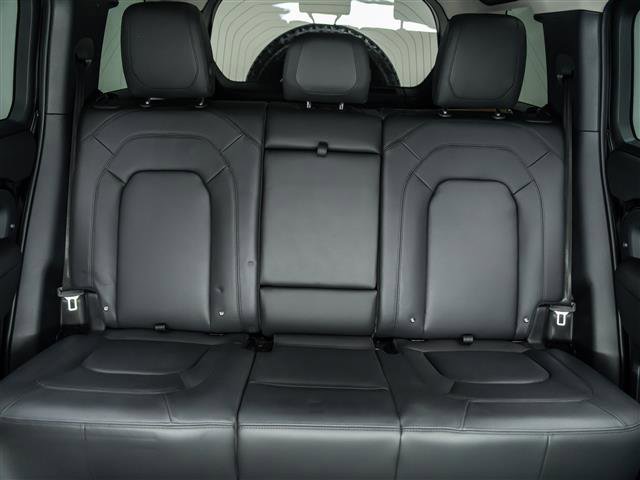 New 2024 Land Rover Defender 110 S image 18