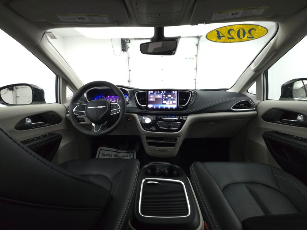 Used 2024 Chrysler Pacifica Touring-L image 2
