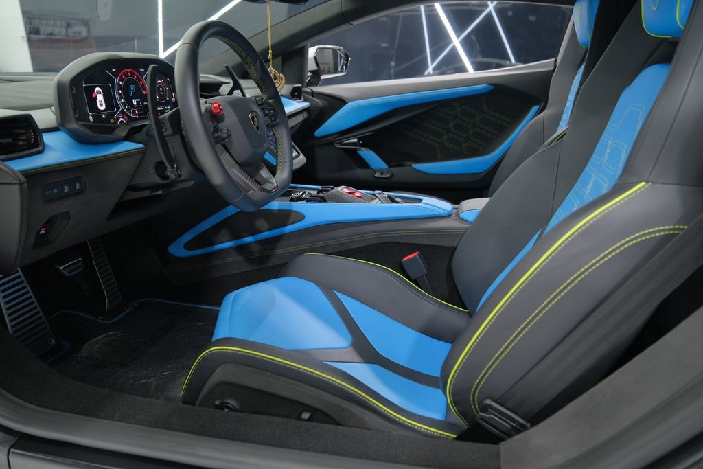 Used 2025 Lamborghini Revuelto image 32