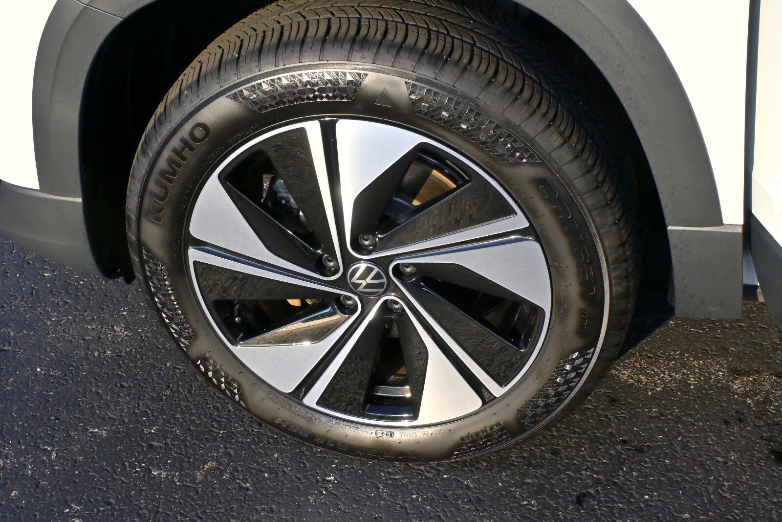 Used 2024 Volkswagen Taos SE w/ Panoramic Sunroof Package image 29