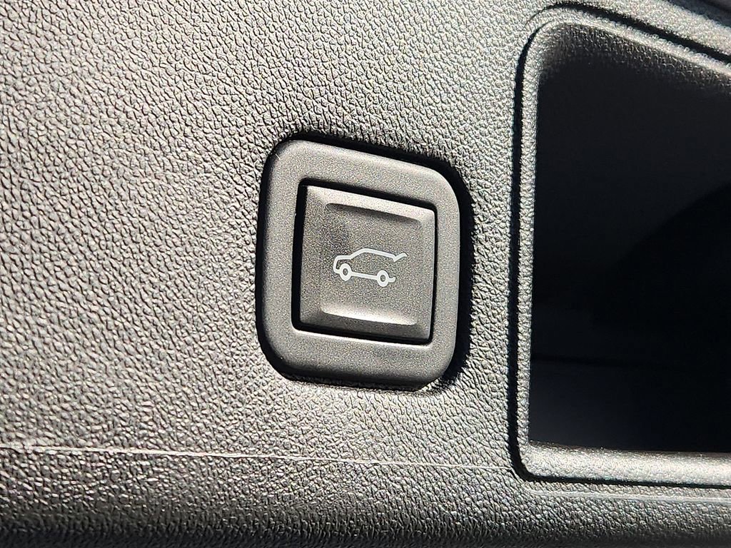 Used 2023 GMC Terrain SLT image 30