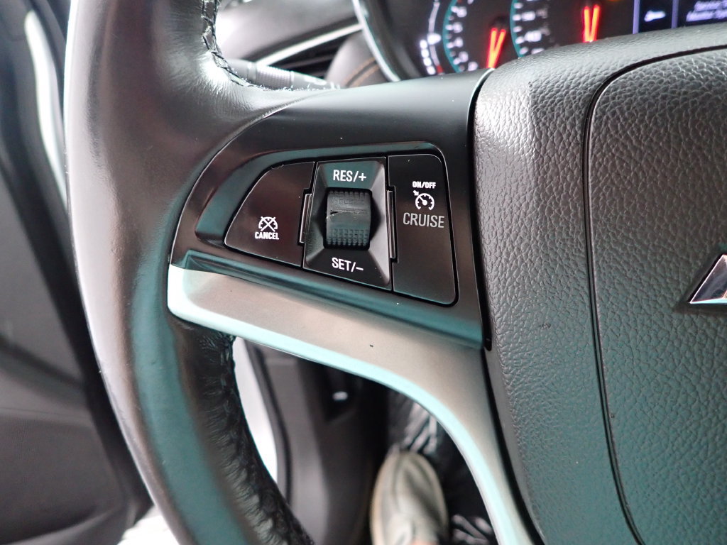 Used 2019 Chevrolet Trax LT w/ LT Convenience Package FWD image 3
