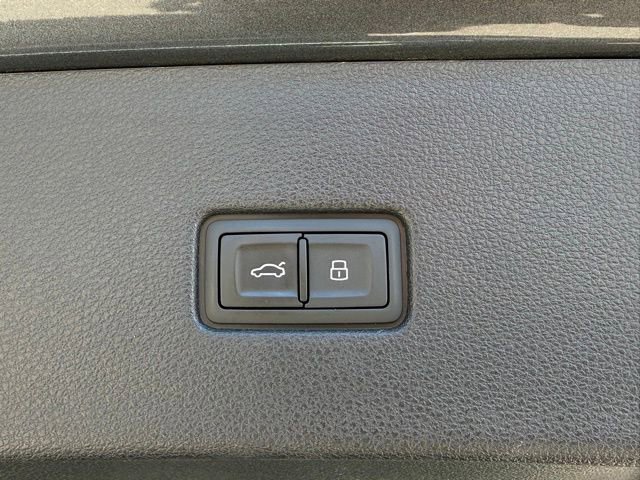 Used 2020 Audi Q8 Premium Plus AWD/4WD image 17