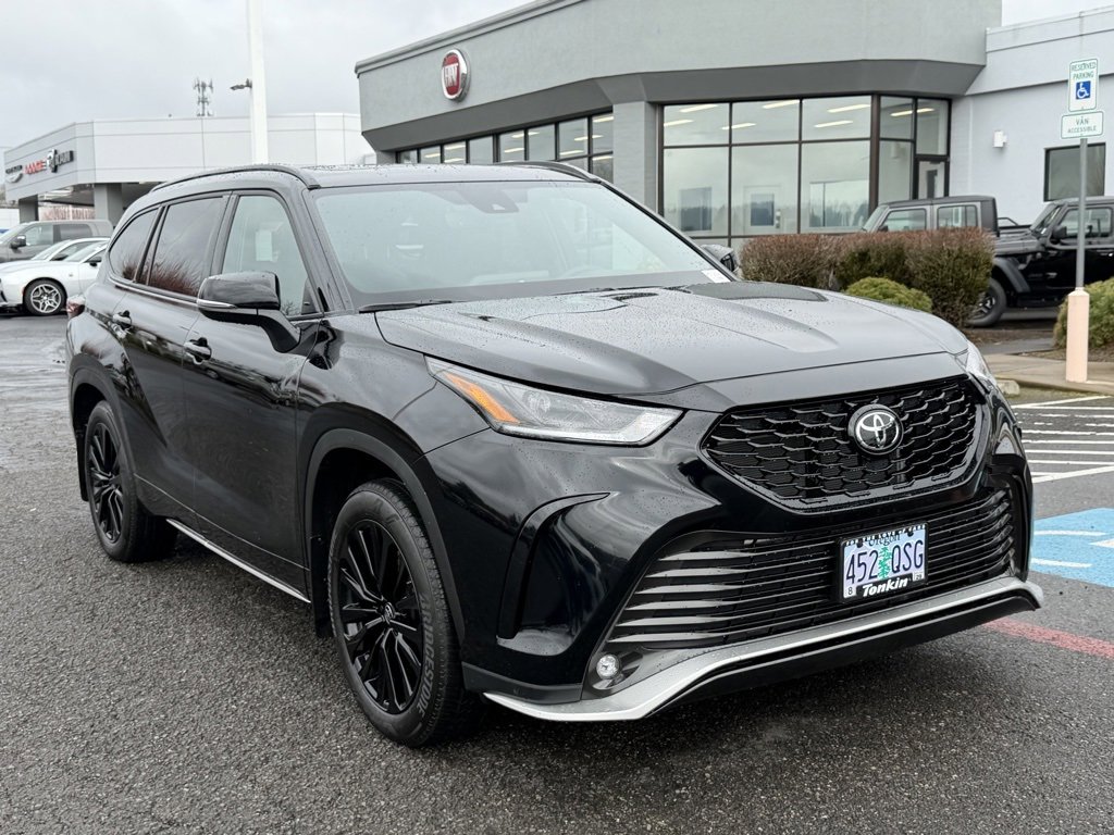 Used 2025 Toyota Highlander XSE image 2