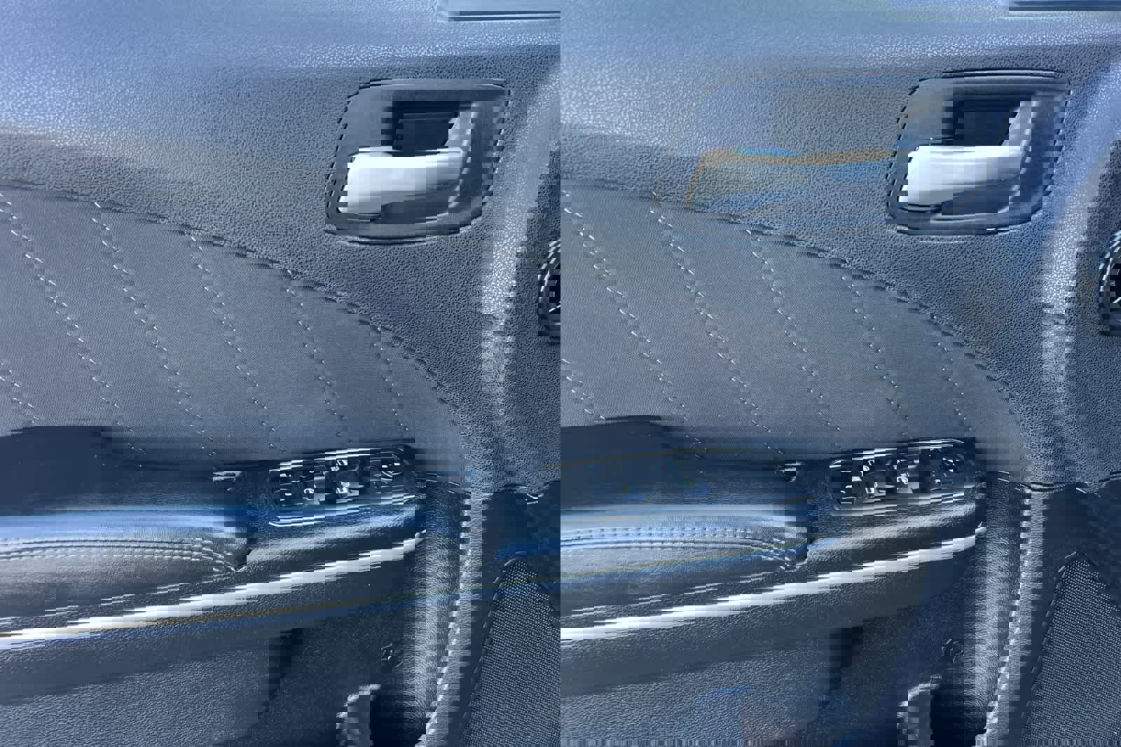 Used 2020 Dodge Charger SXT image 12