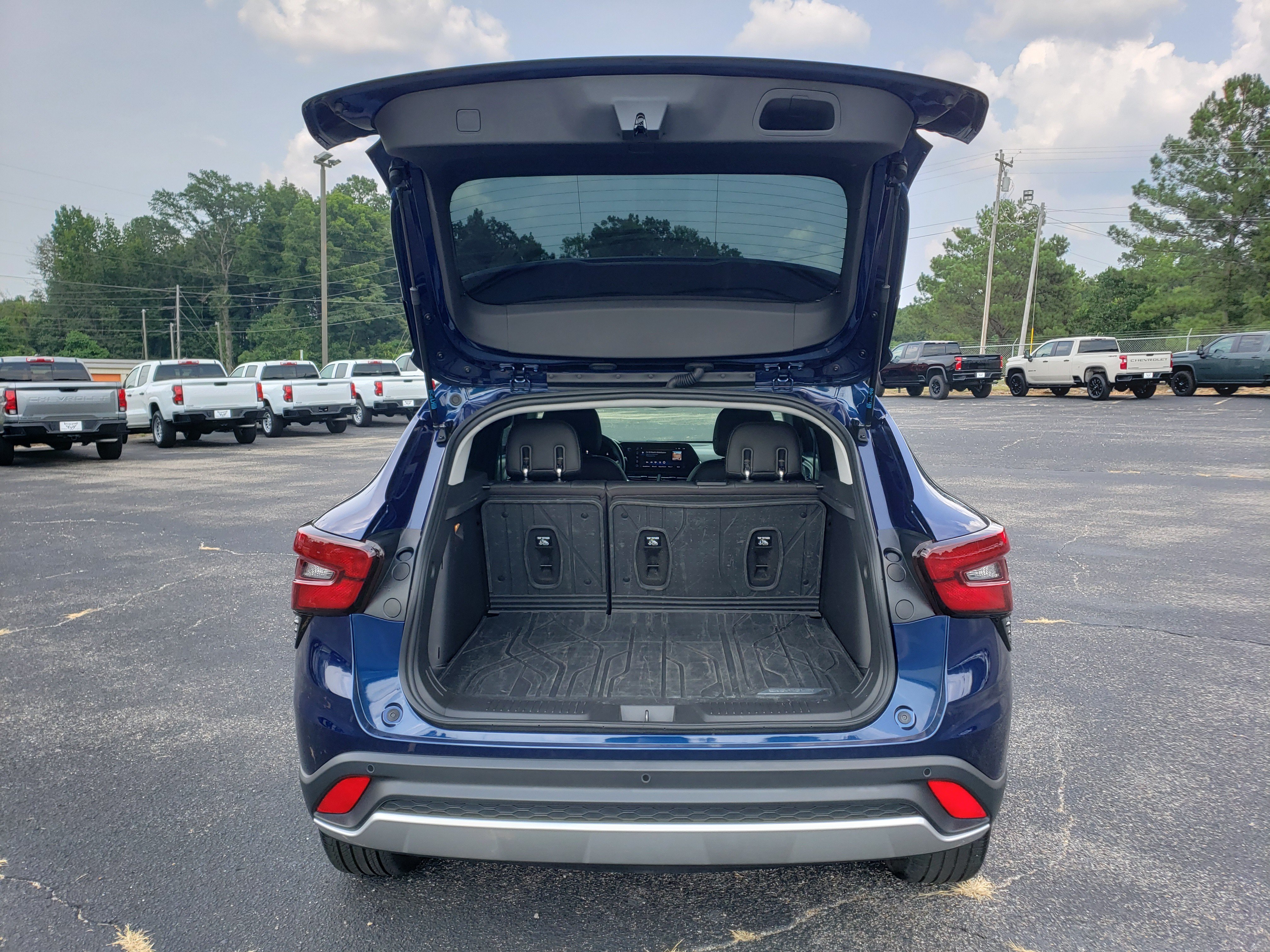 Used 2024 Chevrolet Trax LT w/ Driver Confidence Package FWD image 9