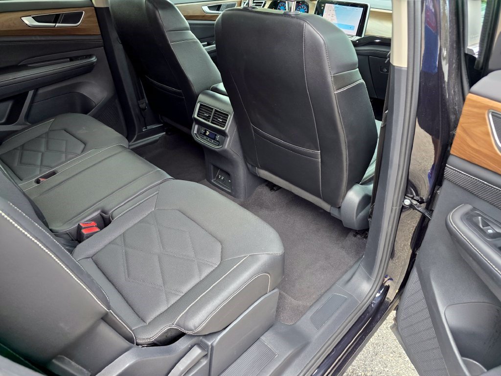 Used 2025 Volkswagen Atlas SE FWD image 32