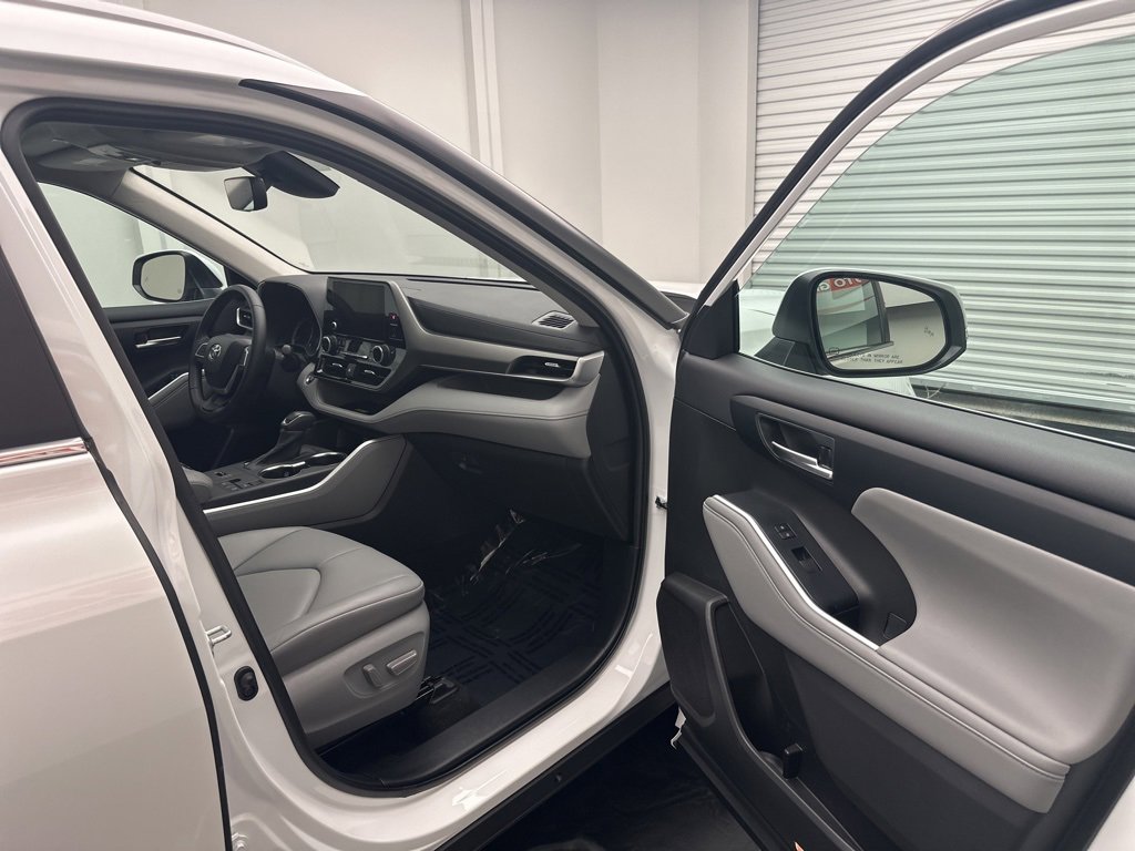 Used 2023 Toyota Highlander XLE image 8