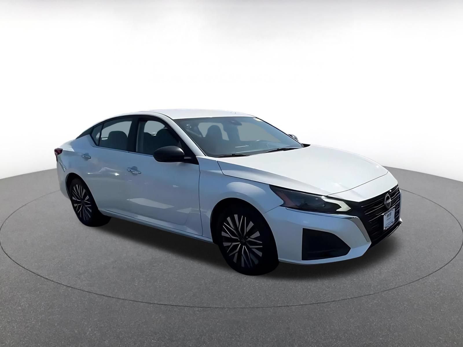 Used 2025 Nissan Altima 2.5 SV FWD image 2