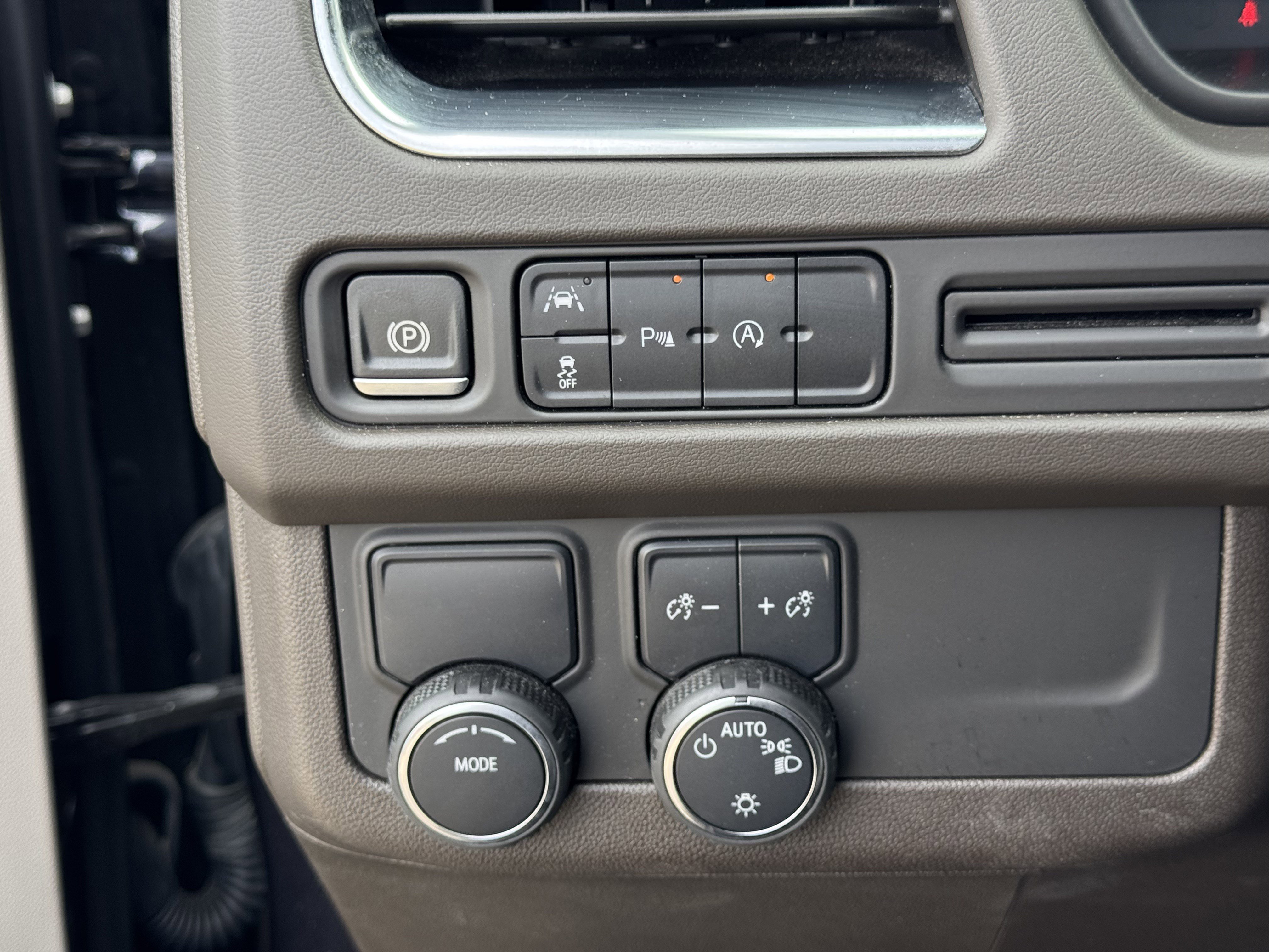 Used 2024 Chevrolet Suburban LT RWD image 21