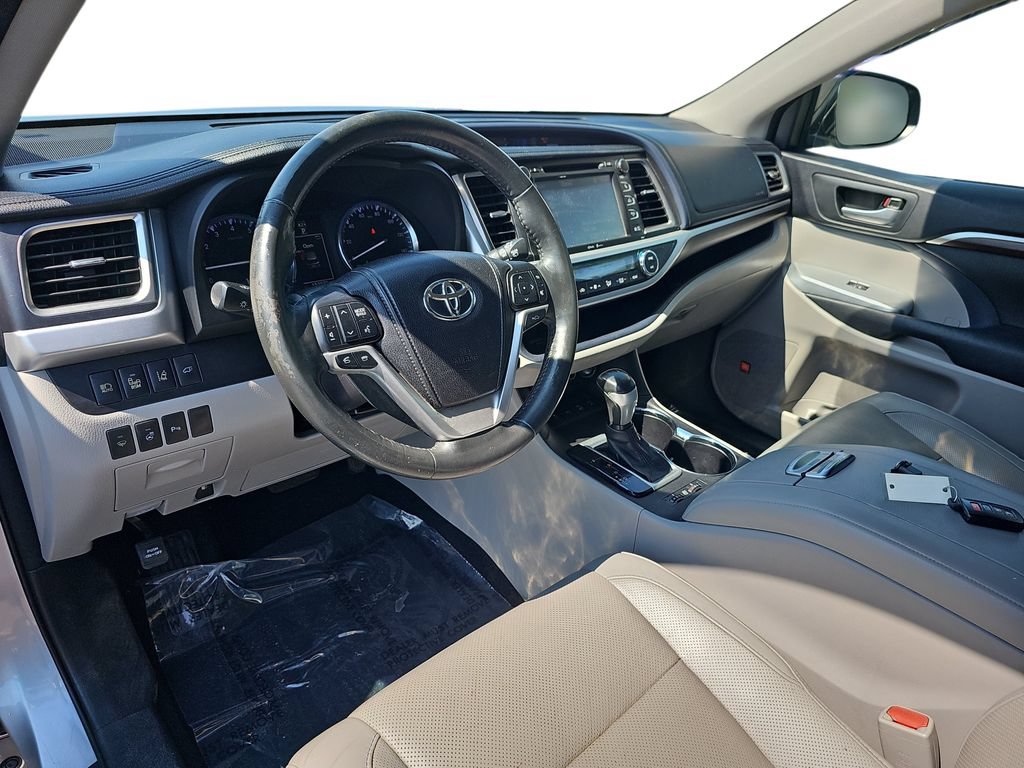 Used 2014 Toyota Highlander Limited Platinum AWD/4WD image 16