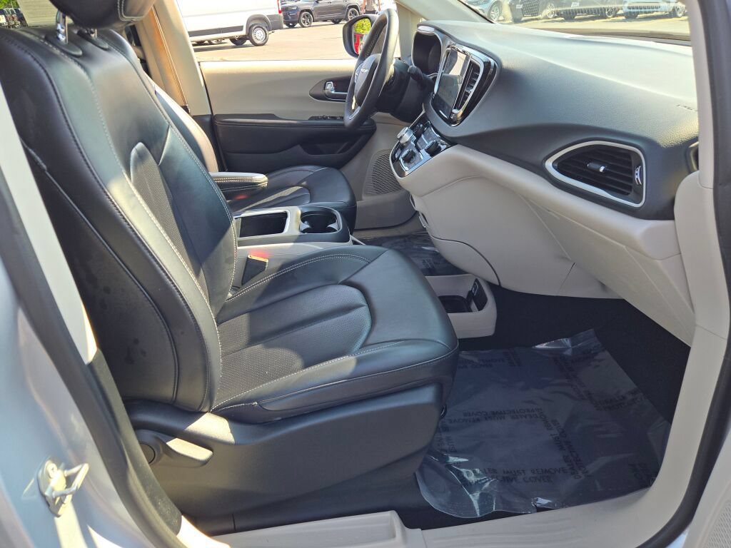 Used 2023 Chrysler Pacifica Touring-L FWD image 13