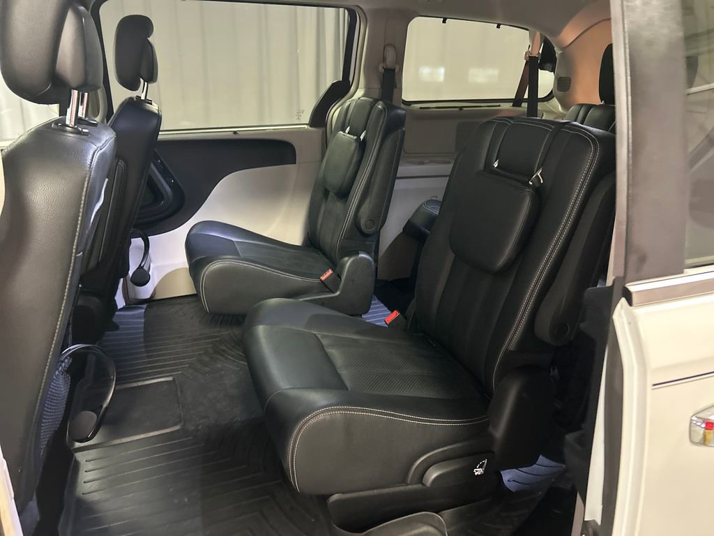 Used 2016 Chrysler Town & Country Touring-L FWD image 24