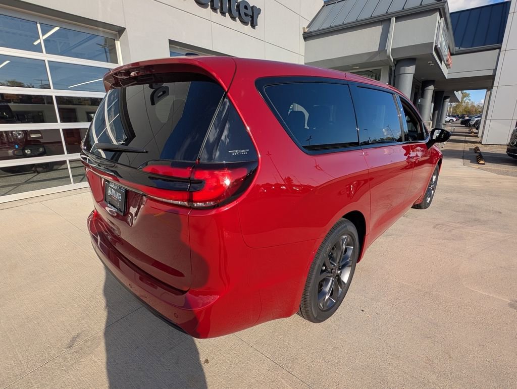 New 2026 Chrysler Pacifica Select image 5