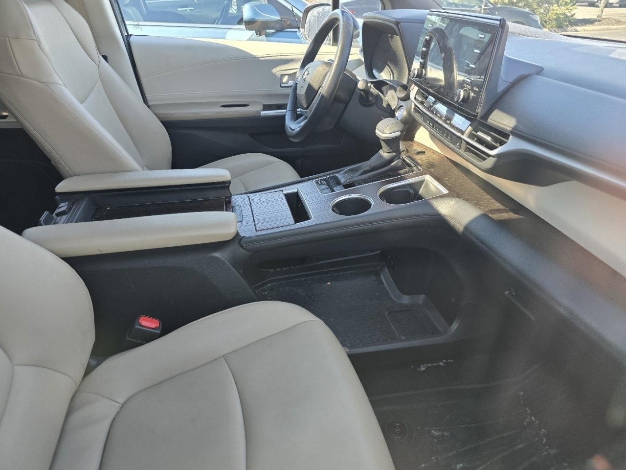 Used 2022 Toyota Sienna XLE image 13