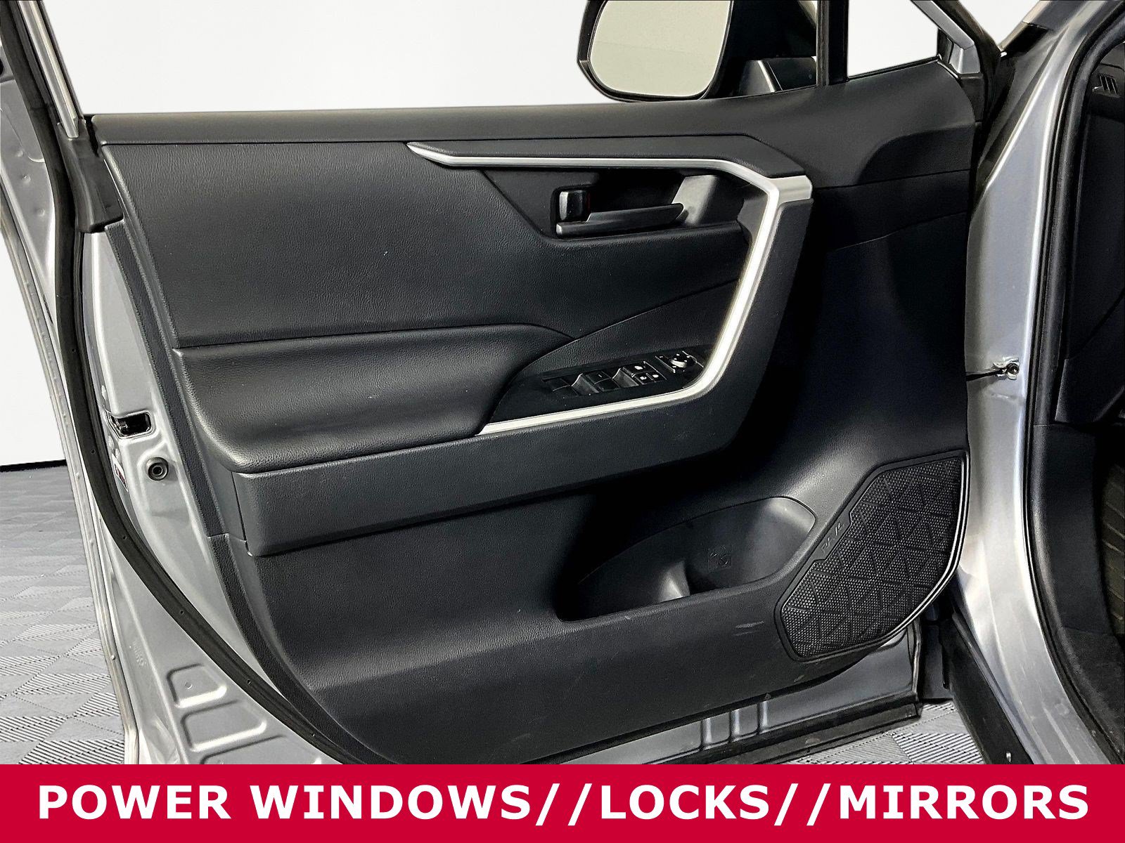Used 2019 Toyota RAV4 LE w/ Carpet Mat Package FWD image 18