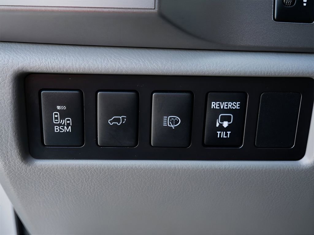 Used 2017 Toyota Sequoia Platinum AWD/4WD image 21