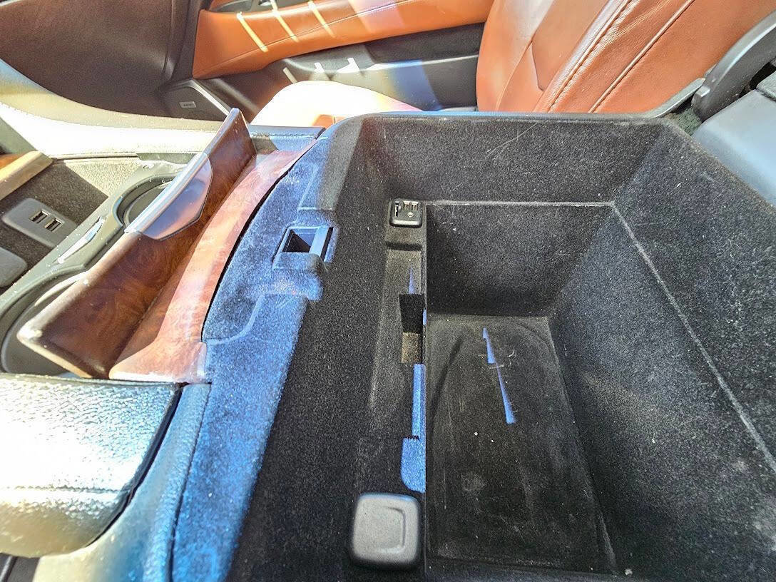 Used 2015 Cadillac Escalade Luxury image 31