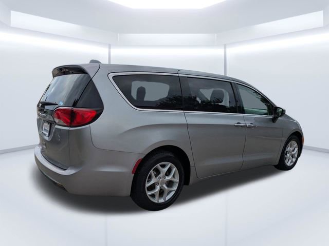Used 2017 Chrysler Pacifica Touring Plus w/ Tire & Wheel Group FWD image 4