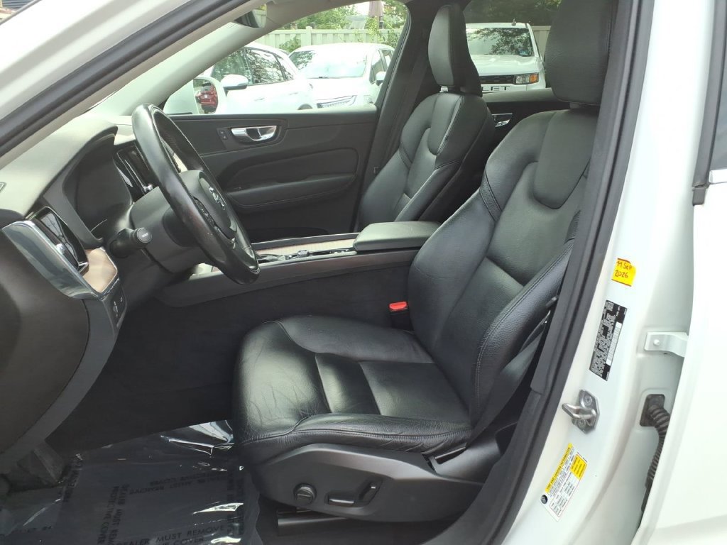 Used 2021 Volvo XC60 T5 Momentum w/ Climate Package AWD/4WD image 17