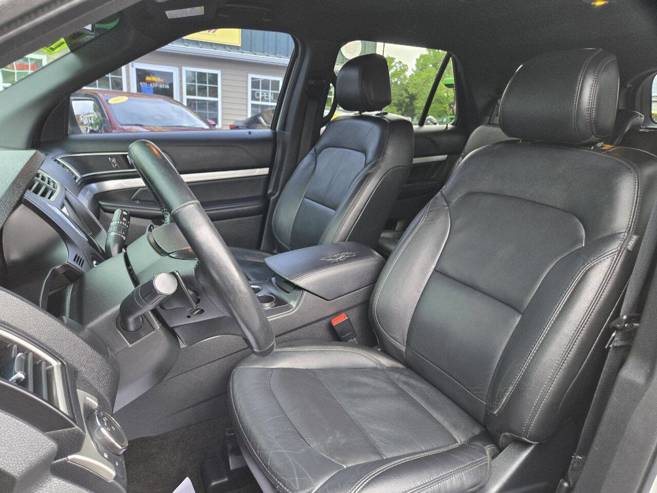 Used 2017 Ford Explorer XLT w/ Equipment Group 202A FWD image 36