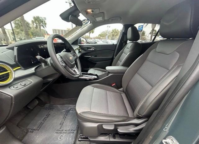 Used 2025 Chevrolet Trax LT w/ LT Convenience Package image 4