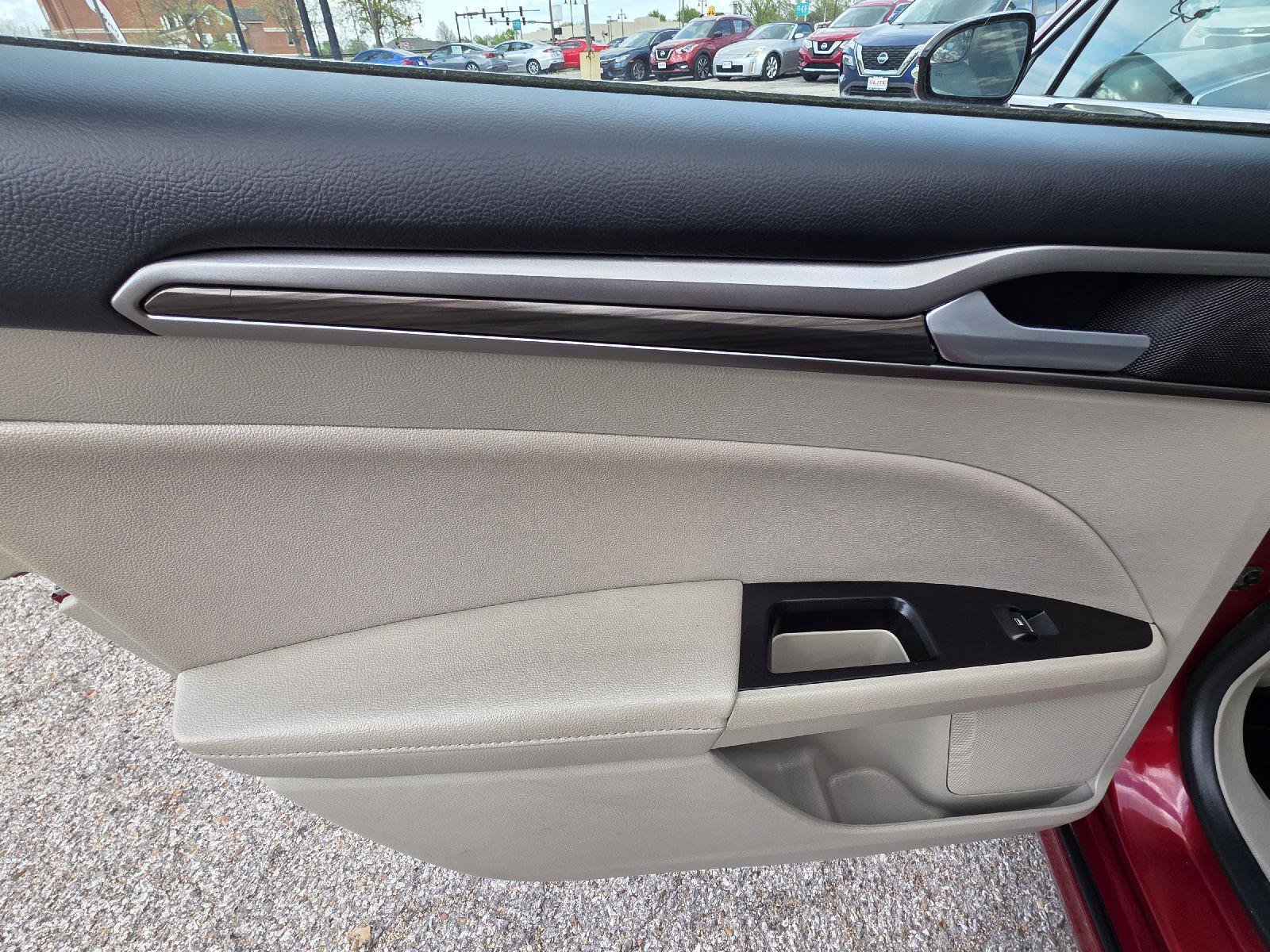 Used 2017 Ford Fusion SE w/ Fusion SE Technology Package image 34