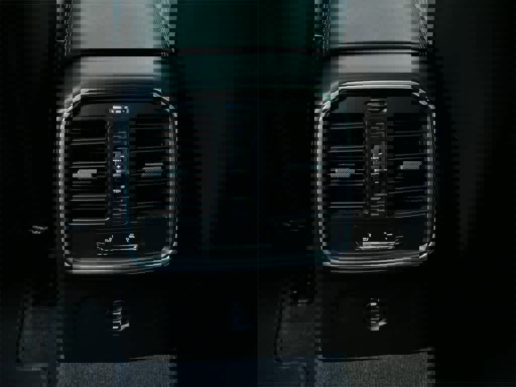 Used 2023 Porsche Macan Turbo image 15