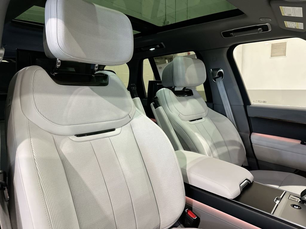 Used 2025 Land Rover Range Rover SV image 6