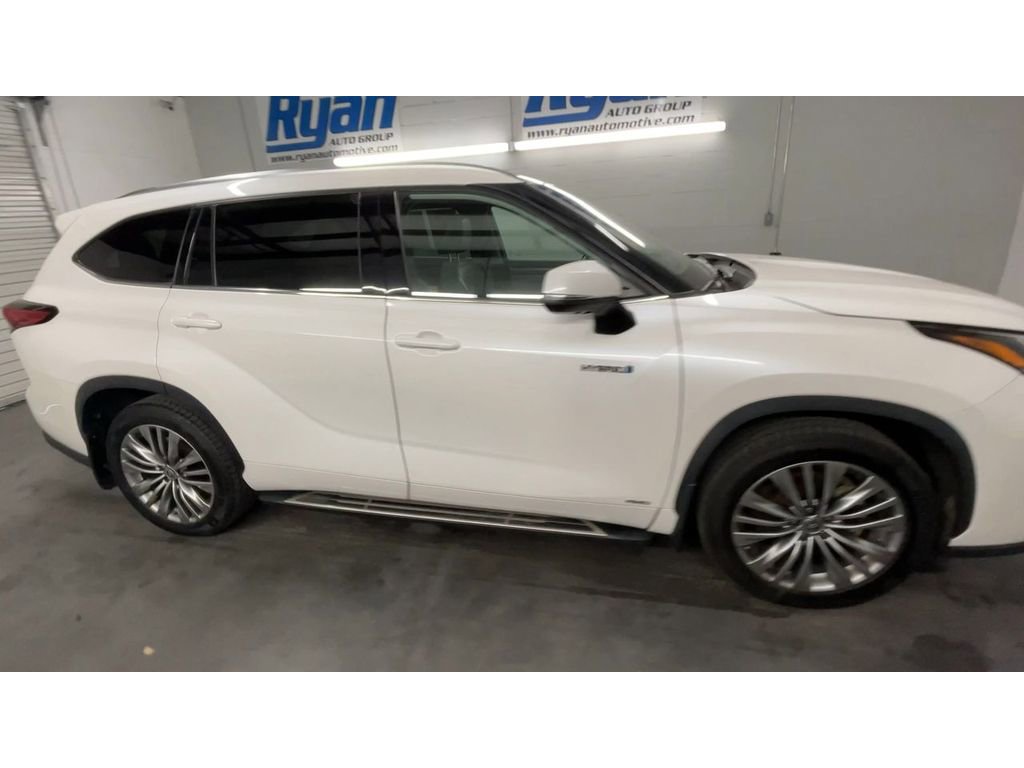 Used 2020 Toyota Highlander Platinum image 2