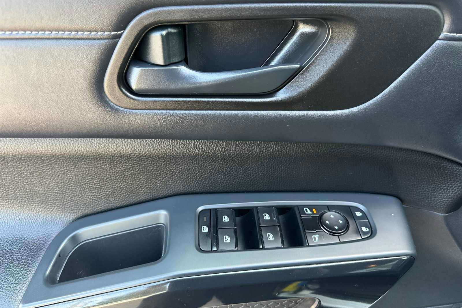 Used 2023 Nissan Pathfinder SV image 10