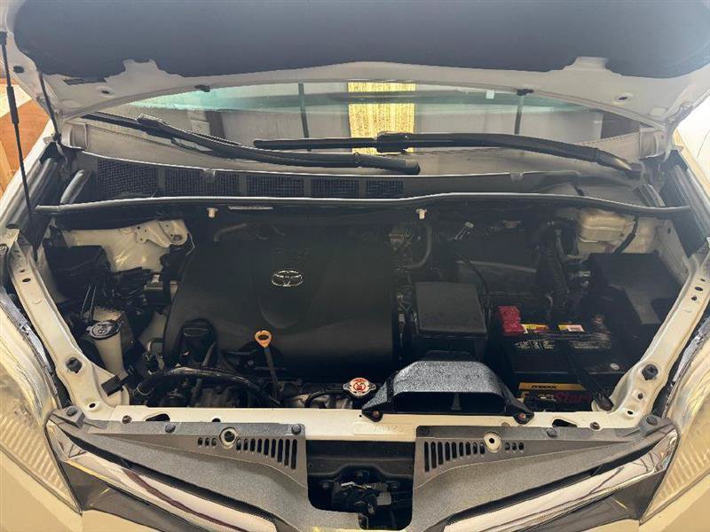 Used 2018 Toyota Sienna XLE Premium FWD image 16