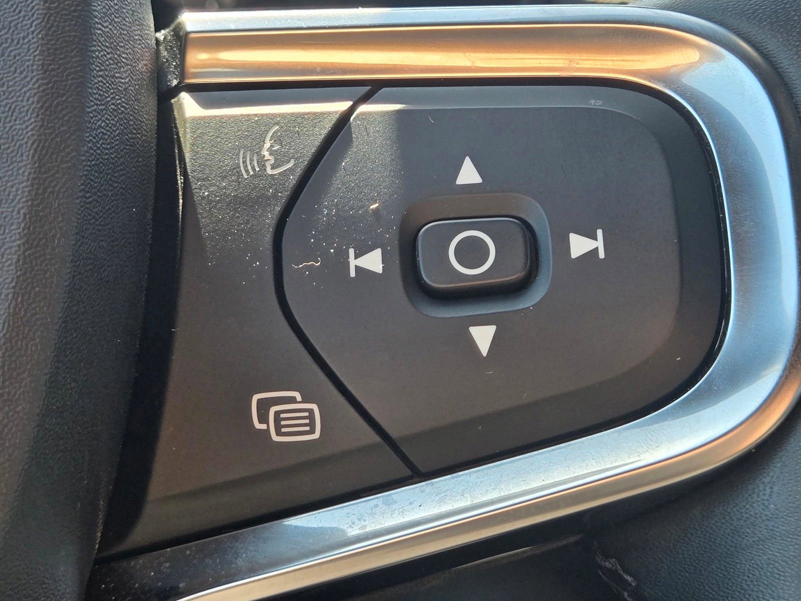 Used 2025 Volvo XC40 B5 Core AWD/4WD image 26